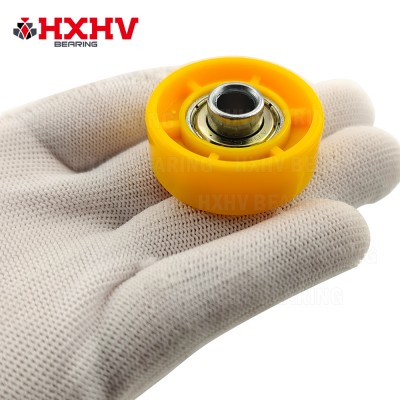 Rueda de rodillo de plástico con pompón amarillo tipo plano HXHV para transportador